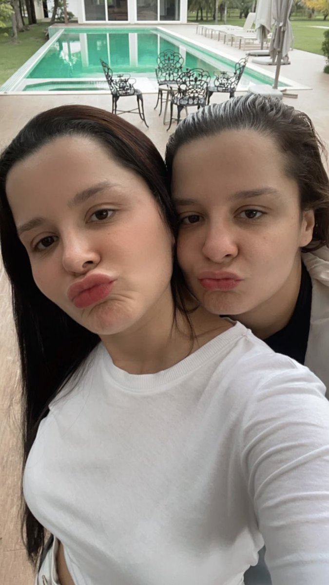 luvsmem's tweet photo. maiara e maraisa e seus biquinhos 🤏🏻 https://t.co/cviTqknhuY