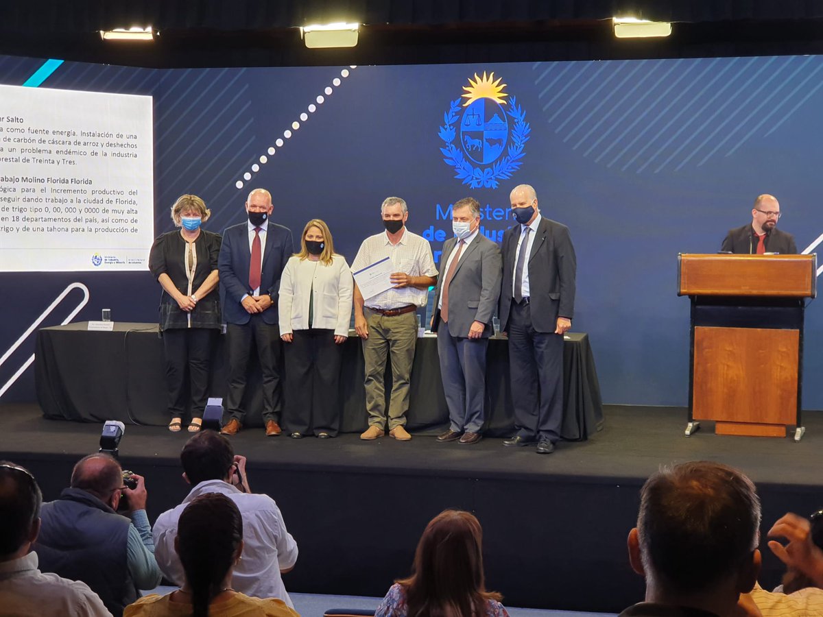 incugepian's tweet photo. Desde Gepian felicitamos a @CarpinteríaAhlers, empresa salteña seleccionada por el Fondo Industrial del @MIEM Gepian  formuló la postulación del proyecto junto a los dueños de la empresa. Hoy Ricardo Alhers recibió el apoyo de manos del ministro Omar Paganini. https://t.co/vR6F0xH9ZN