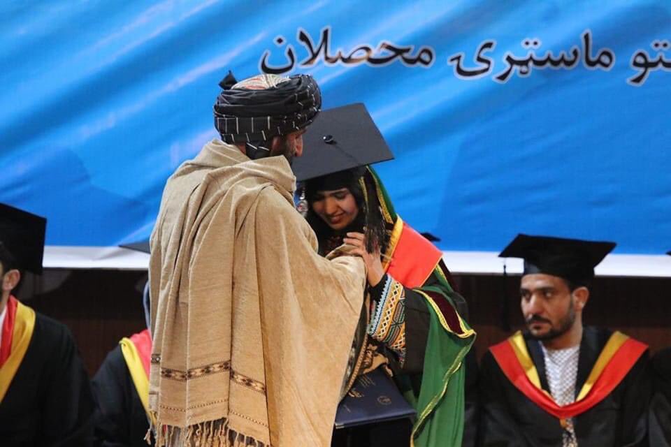 پښتون پلار د لور د ماسترۍ د فراغت په محفل کې!
عکس د درنې مریم امرخیل له وال څخه.