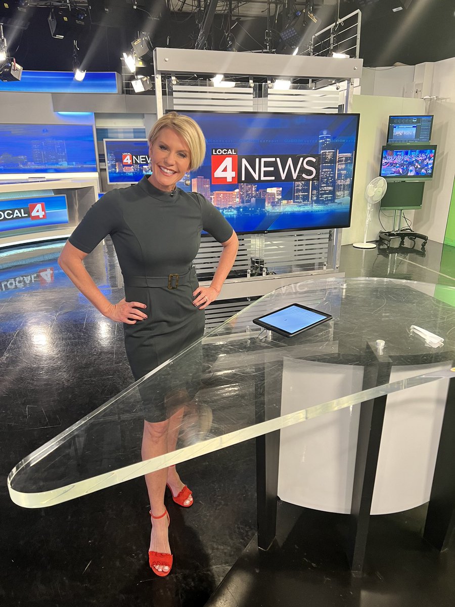 Christmas Mood ... Green Dress , Red Shoes ! See u 4,5,6 and 11pm  @Local4News