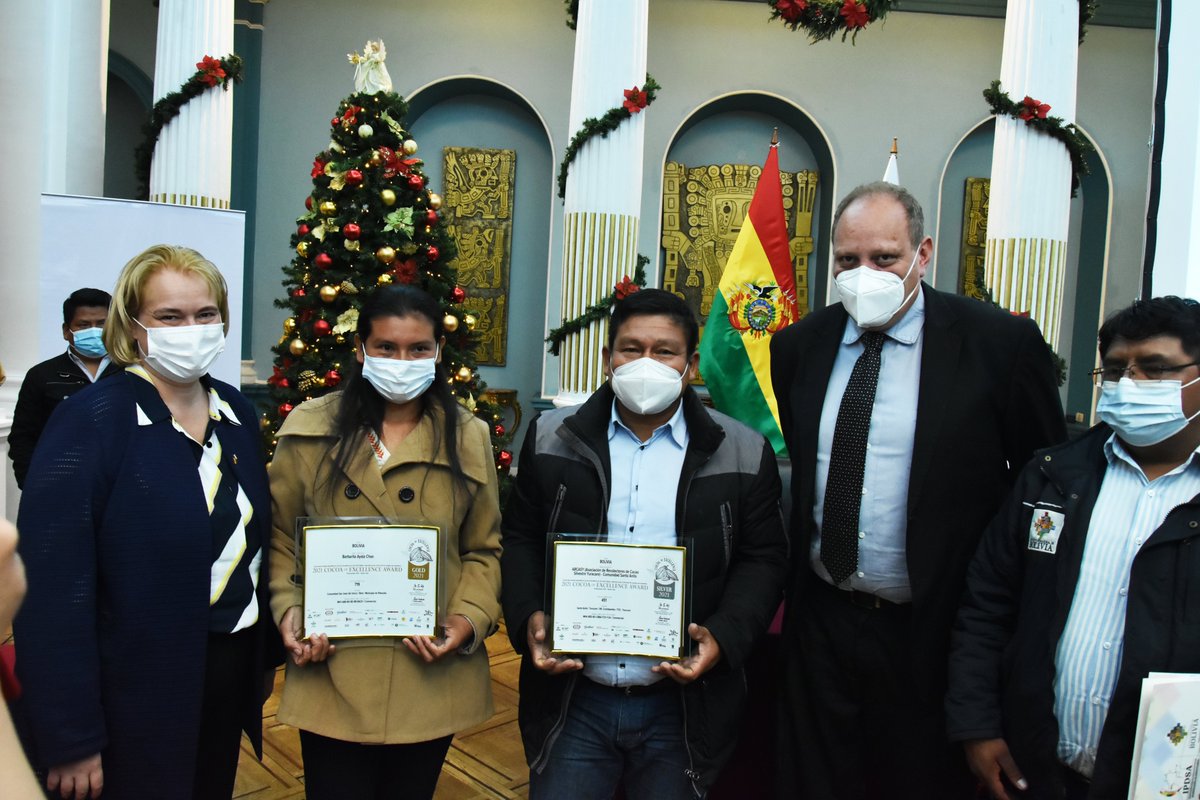 MRE_Bolivia's tweet photo. La Embajadora de Francia en Bolivia, @roos_helene entregó la medalla de oro y plata del concurso "Cocoa of Excellence París" a la "Asociación de Jóvenes Reforestadores en Acción", de Riberalta y la "Asociación de recolectores de Cacao Silvestre Yuracaré" de Chimoré. https://t.co/ONC6QBhYWS