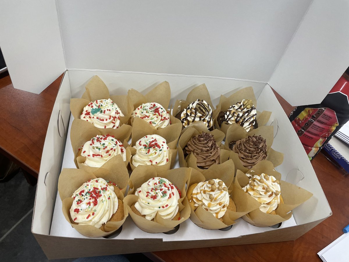 SChandelier's tweet photo. Holiday Cupcakes for my D31/94 associates today. #MerryChristmas @JenniferSoden4 @dreyer_amber @morales8518 https://t.co/Hzkmh4u9YK