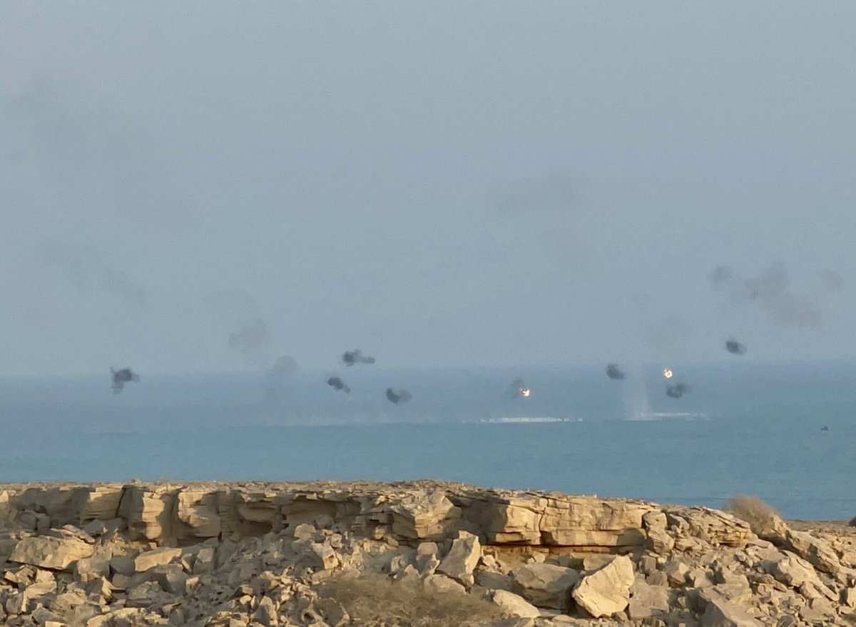 mohshaltouki's tweet photo. تکمیلی: چون ممکن است در فیلم واضح نباشد، این عکس‌ها را هم ببینید که دقیقه گلوله بالای سر اهداف منفجر می‌شود و حجم قابل توجهی ترکش از آن ساطع می‌شود! https://t.co/qtbVmUP5D1