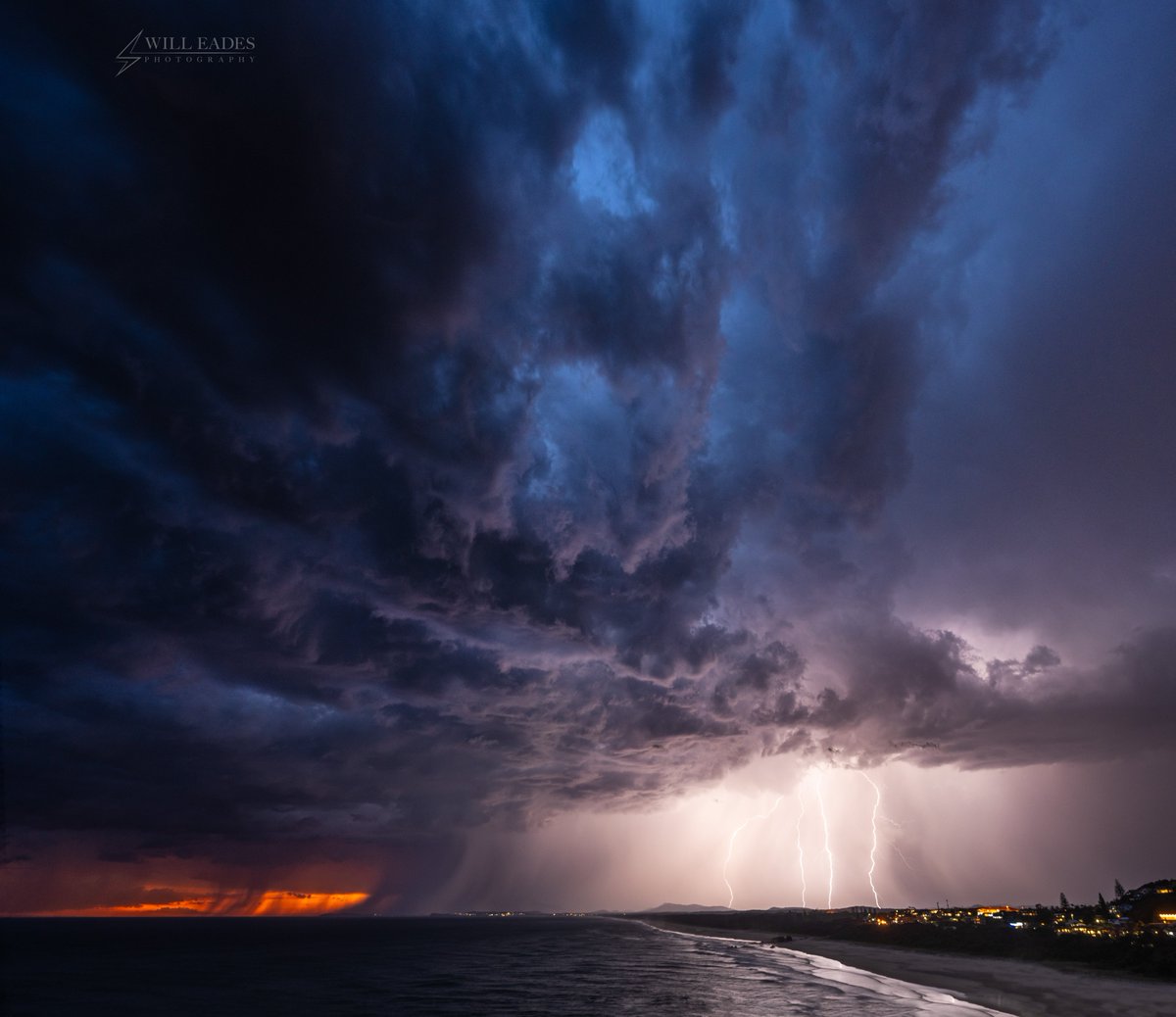 WillEadesPhoto's tweet photo. Two nights ago produced some awesome conditions. Port Macquarie, Australia.
#storm #stormchaser https://t.co/U0DyQo83qx