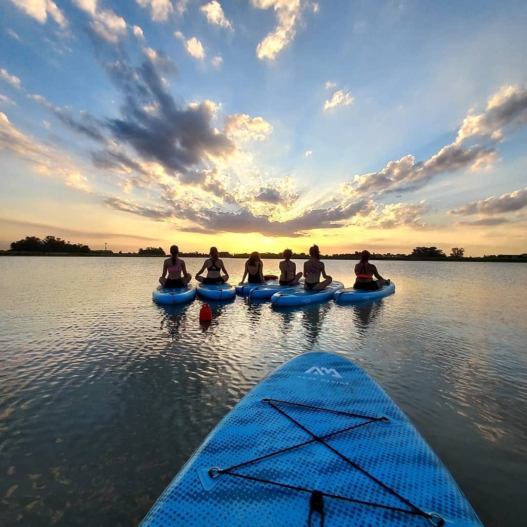 aquamarinasup's tweet photo. A little pre-holiday SUP Yoga session in this beautiful winter sunset 🧘‍♀️❤️ #wonderis_allaround #sup #paddleboarding #yoga #sunset https://t.co/pt9ZliFoxi