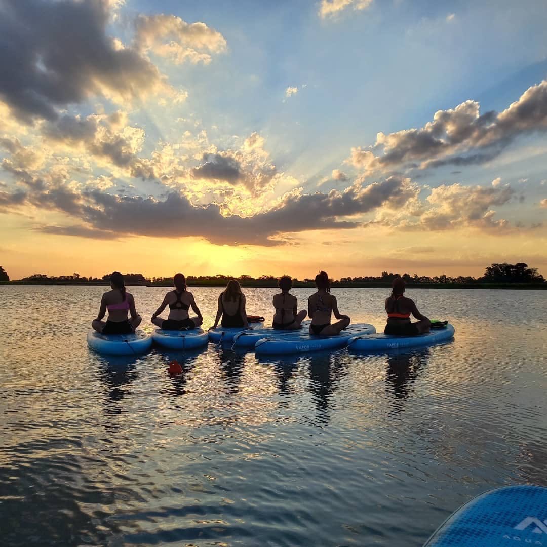aquamarinasup's tweet photo. A little pre-holiday SUP Yoga session in this beautiful winter sunset 🧘‍♀️❤️ #wonderis_allaround #sup #paddleboarding #yoga #sunset https://t.co/pt9ZliFoxi