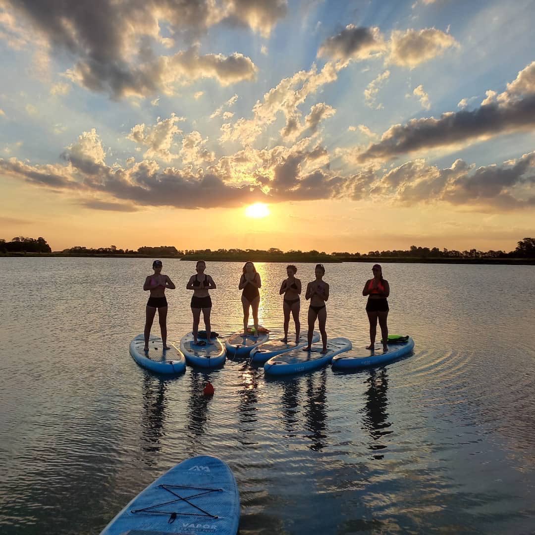 aquamarinasup's tweet photo. A little pre-holiday SUP Yoga session in this beautiful winter sunset 🧘‍♀️❤️ #wonderis_allaround #sup #paddleboarding #yoga #sunset https://t.co/pt9ZliFoxi