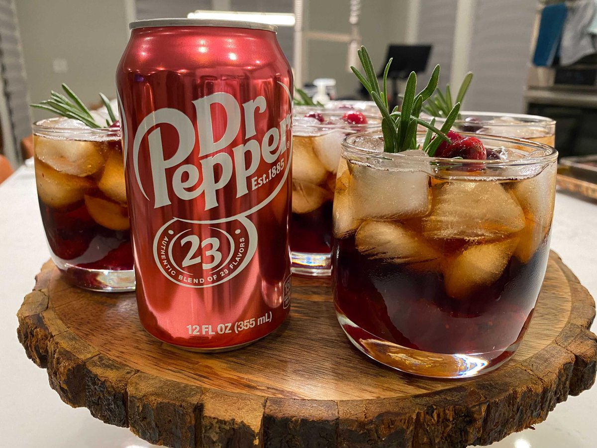 GoldGloveTV's tweet photo. Last night @drpepper had an amazing dinner for me and some
friends. Look at this incredible spread and you can’t go wrong with a Dr Pepper mocktail!
Feeling refreshed and ready to go again at 2pm PST, don't miss out!
https://t.co/zKIxyQwyGY #treatthestreamer #dppartner https://t.co/fGOboFD2Br