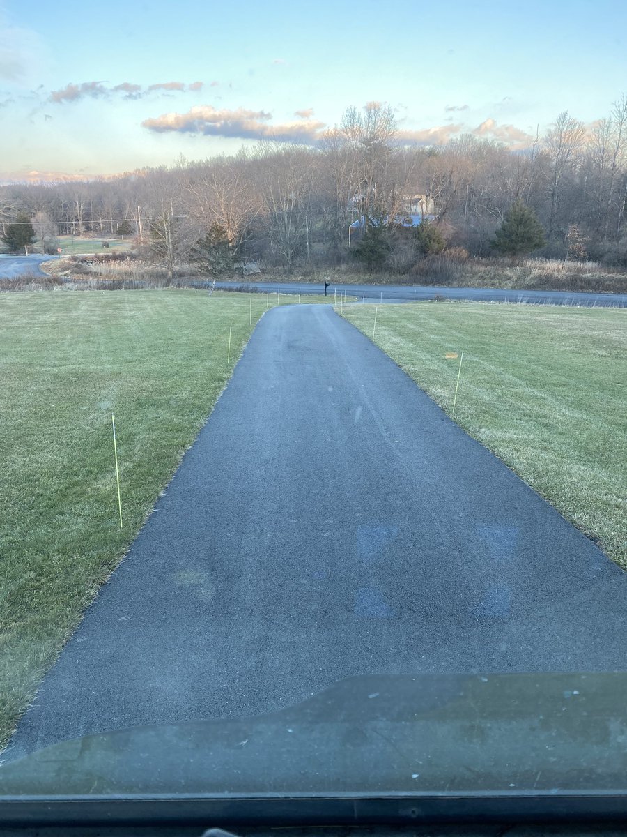 _deliverydave's tweet photo. You guys really are testing your UPS drivers ability to drive in reverse with these driveway markers #deliveringwhatmatter https://t.co/ZmwEXTAA0S