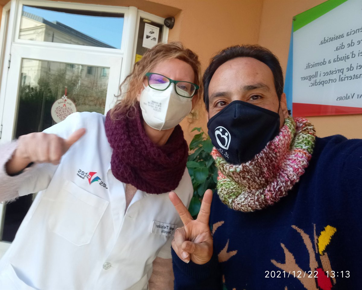 EsplaiDiana's tweet photo. Amb la directora de la Residència Les Vetes de #Salt @AngelsTeixidor que ens ha donat centenares de coberts d'acer que farem arribar a llars vulnerables.
Gràcies Àngels!!! #ferpinya #magicnadal #ladiana 🎯🌲🤩 https://t.co/ITkORKf76m