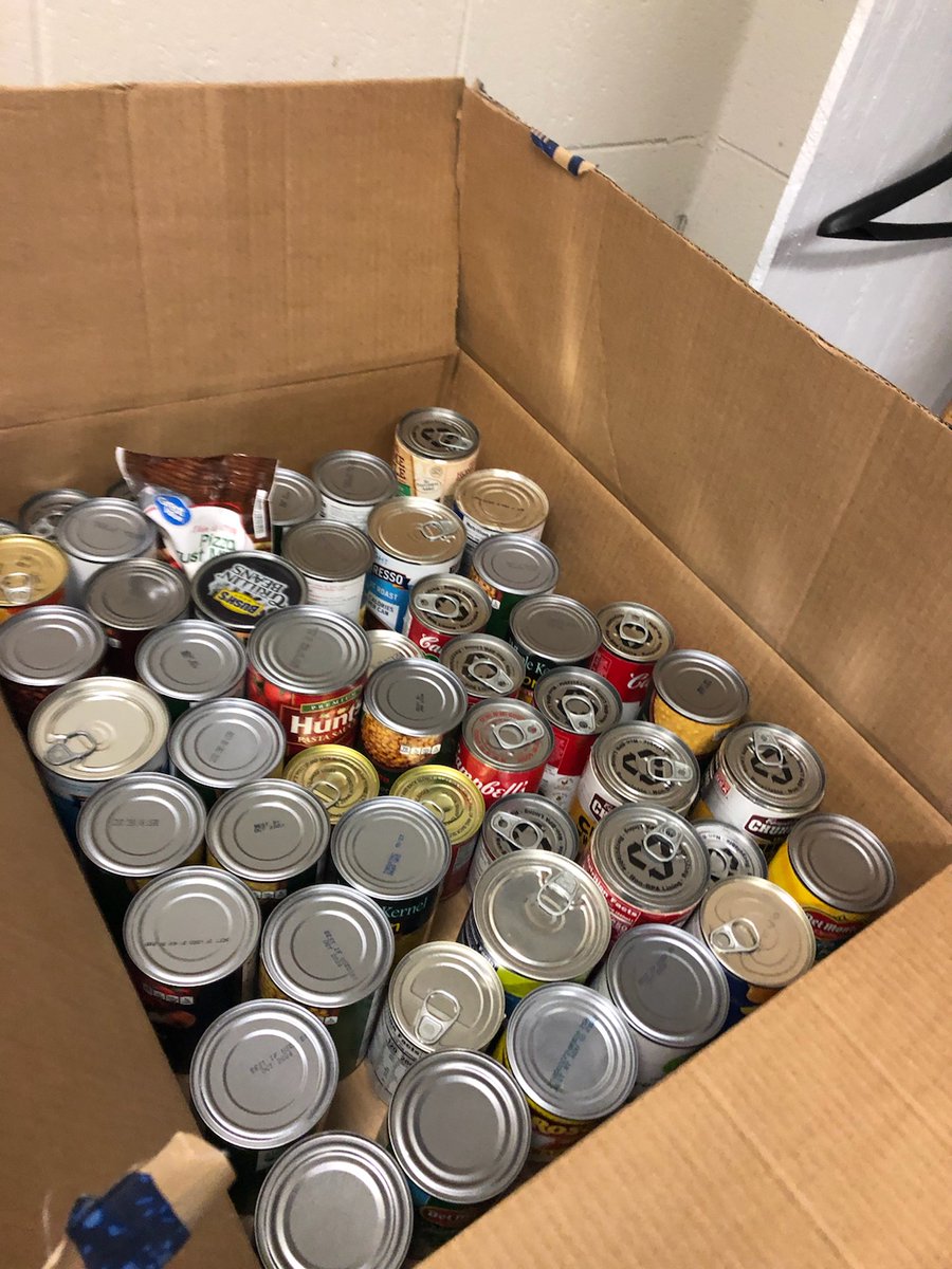 ClarindaHoops's tweet photo. The boys donated some canned food to the local shelter for families in need this holiday season! Happy Holidays everyone, stay safe and stay warm! https://t.co/PiBfZQn5be