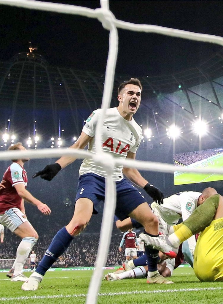 The greatest West Ham side in a generation losing their cup final. You love to see it 💉❄ #COYS