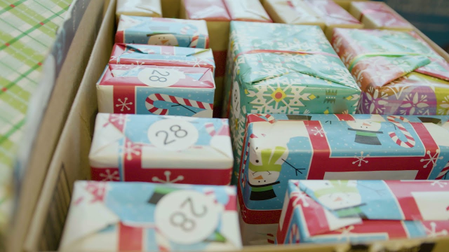 UScellular associates wrapped more than 800 gifts to help spread Locally Grown Joy to Boys & Girls Clubs to help youth have a happy holiday season. The gift deliveries to Boys & Girls Clubs are a part of 75 community gift giving events. #usccemp https://t.co/s59ASLQNeg https://t.co/LA5DVFWM3V