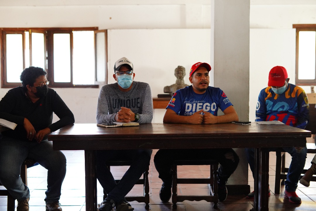 alcsjoficial's tweet photo. Parlamentarios de las comunas sostuvieron reunión con el alcalde @Diegorcorrales y presidente de la Cámara Municipal Rubén Perozo en la Casa de la Cultura “Pastores de San Joaquín” para mejoras en la población.
#SanJoaquinGobierna
#SanJoaquinaCrece
#SanJoaquinLaNuevaCiudad https://t.co/t2SSjM3CPz