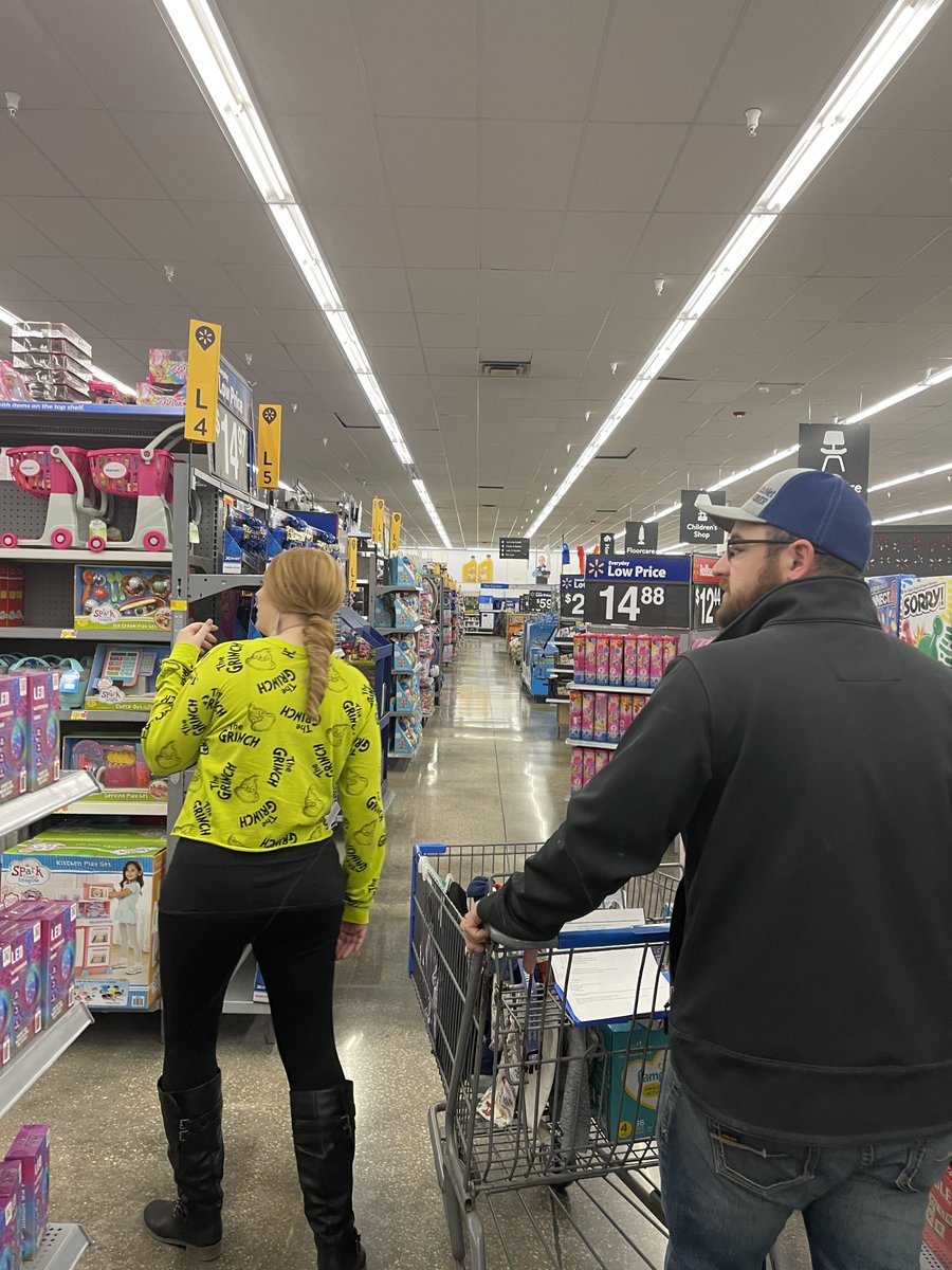 MYVALUNET's tweet photo. These awesome elves had fun shopping today for some local families in need this season. #giveback https://t.co/SotNA4g3My