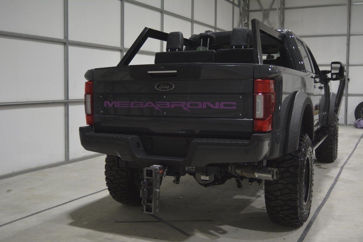 fwmag's tweet photo. Meet the MegaRexx MegaBronc! It's a Super Duty in the rear, (sort-of) Bronco in the front. #ford #superduty #bronco #megarexx #megabronc #motortrend #FourWheeler
https://t.co/redKeWf7jw https://t.co/T0zpjnuAgn
