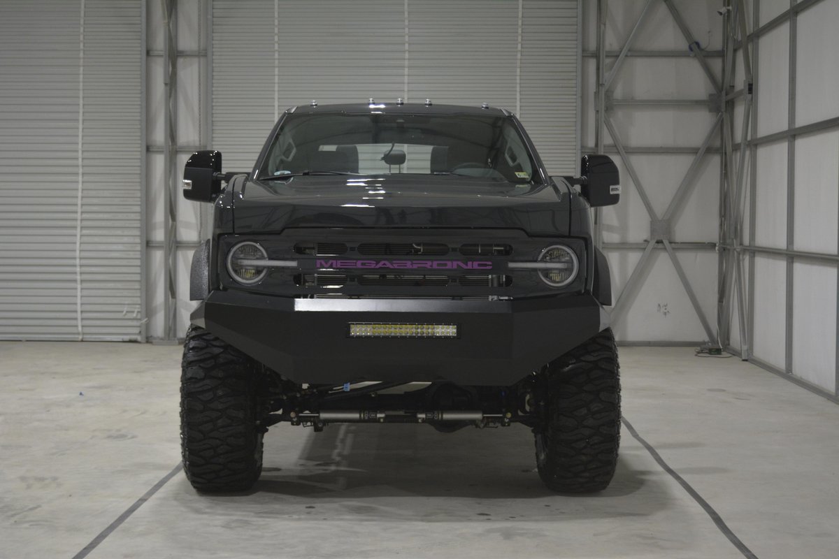 fwmag's tweet photo. Meet the MegaRexx MegaBronc! It's a Super Duty in the rear, (sort-of) Bronco in the front. #ford #superduty #bronco #megarexx #megabronc #motortrend #FourWheeler
https://t.co/redKeWf7jw https://t.co/T0zpjnuAgn