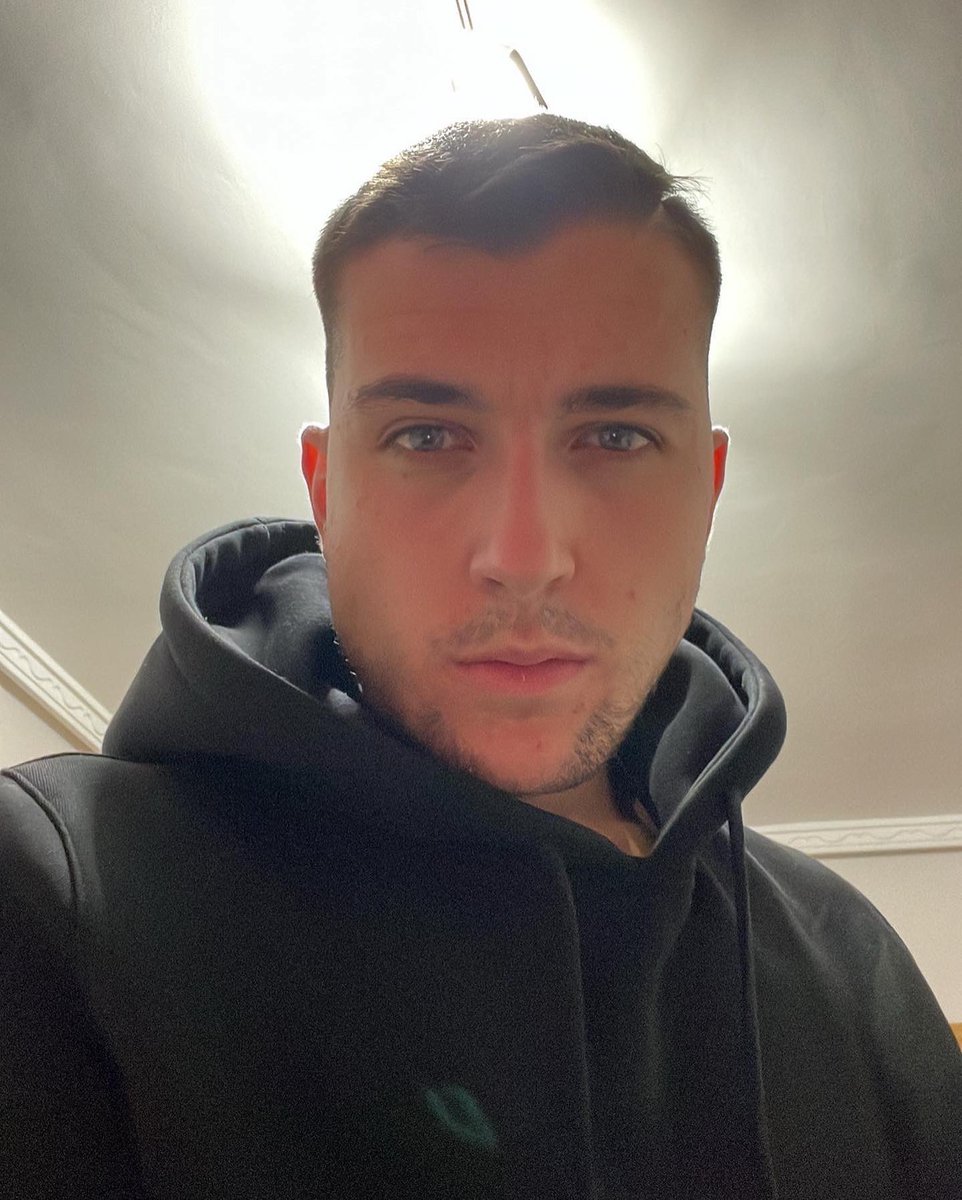 Azetaaa_'s tweet image. Be yourself💡