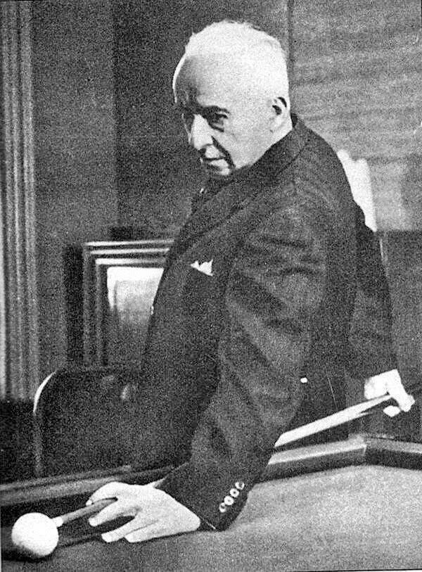 ismet inönü'nün bilardo oynarken çekilmiş bir fotoğrafı.