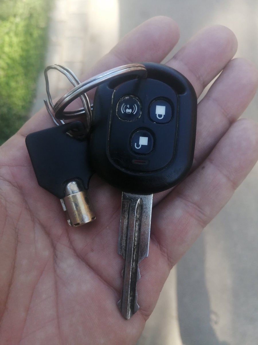 Acabo de encontrar estas llaves de auto en Santa Isabel (Barrio Italia). Me imagino que el dueño debe estar con cara de angustia al lado del auto. RT por fa!