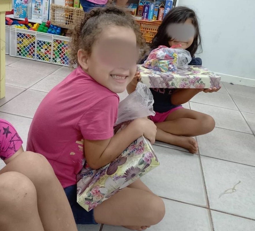 bekindprojects's tweet photo. imagens satisfatórias demais para serem vistas rapidamente! 🥺
iniciamos a entrega dos presentes às crianças e não sabemos pôr em palavras a emoção que estamos sentindo. foi lindo. obrigado a todes que fizerem parte dessa campanha. ❤️ os sorrisos jamais serão esquecidos! #BeKind https://t.co/L10oNG7Kfz