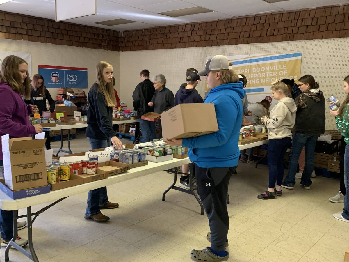 BTEC_DECA's tweet photo. This afternoon the BTEC FFA and DECA volunteered and helped to sort 4500 pounds of food and stocked the freezers for the Neighbors helping Neighbors Food Bank. What a great way to end the semester. #BTECProud @BoonvilleR1 https://t.co/Yf5AkFuITO