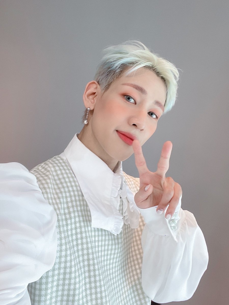 ITSLNOTE's tweet photo. Ya llegué bien peinadito y vestido como pin pon el muñeco mas guapo de cartón para poder estar en el #𝕄𝐢𝐚𝔻𝐞𝐛𝐮𝐭 de mi diosa que al fin sale a la luz para asombrarnos con su belleza. Ya falta nada para salir a bailar y festejar el inicio de una nueva estrella. 🥺💘 https://t.co/QVCEgXbnV5