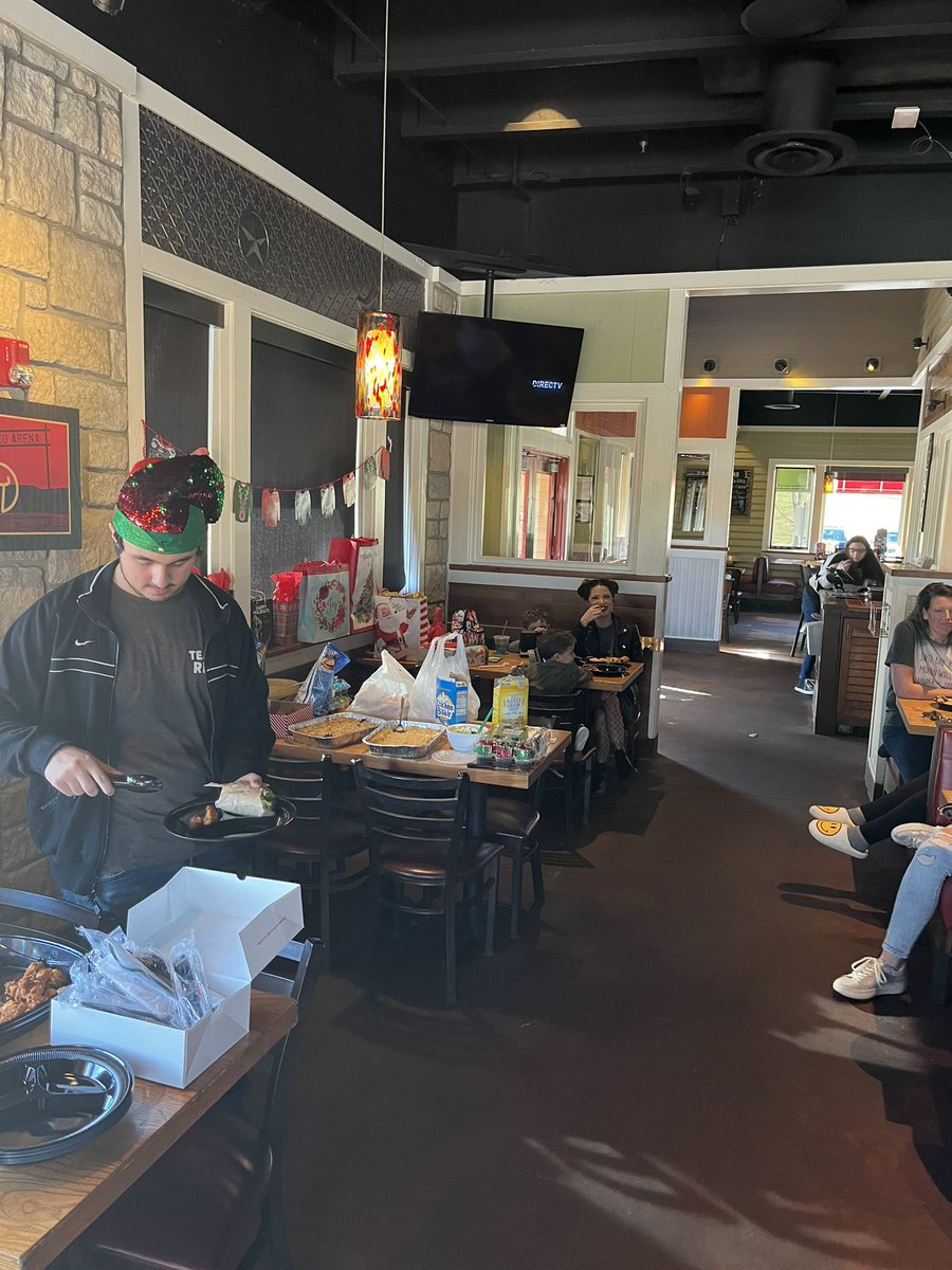 DBell2017's tweet photo. Celebrating the Holidays with Team Dalton. They brought the cheer today. #chilislove @rhyman101 @dylansamuel9310 https://t.co/EvFsbZdbO2