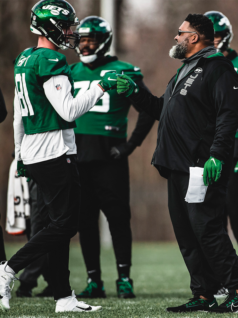 nyjets's tweet photo. Picking each other up. https://t.co/x1MC3BSVtI