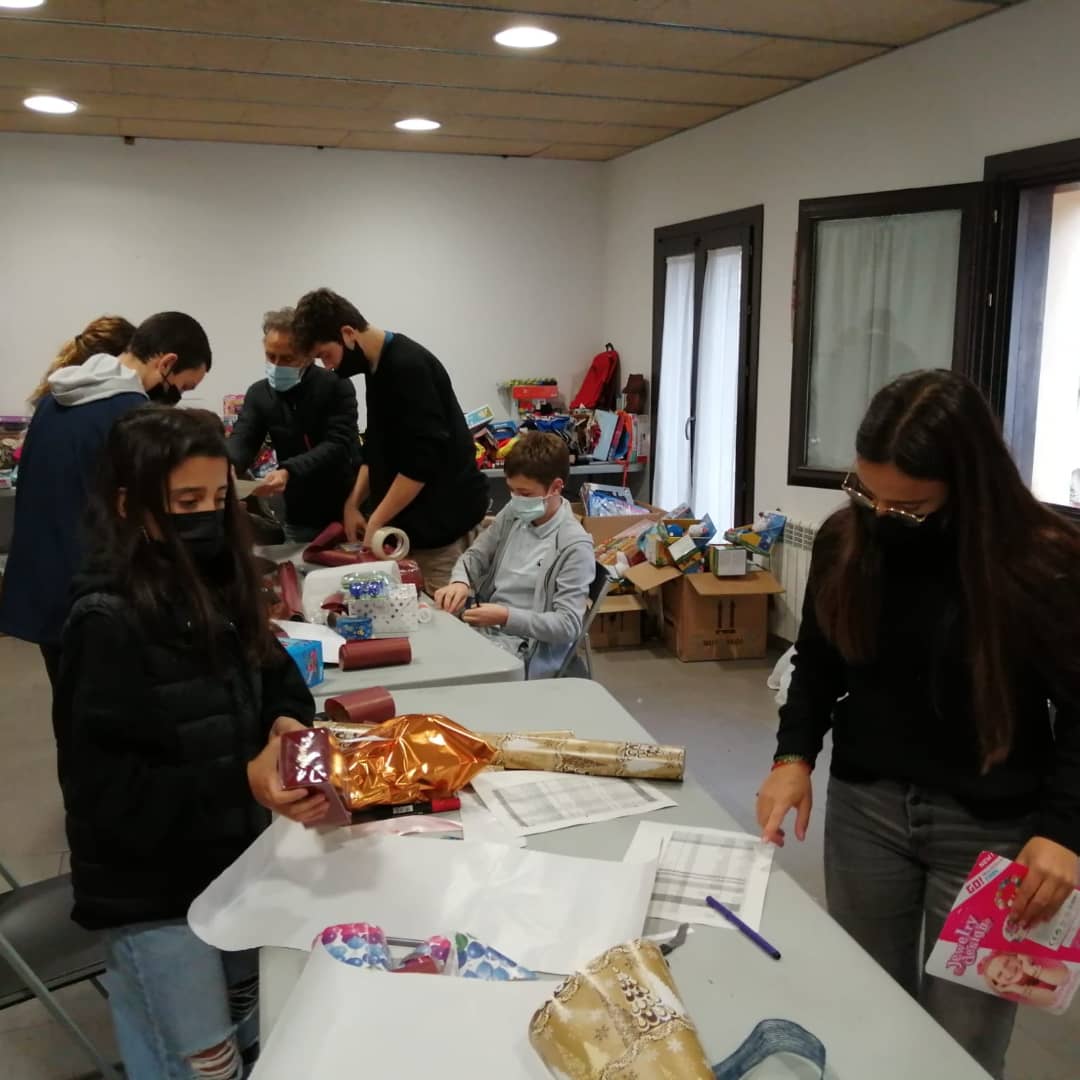 jovenesxla_paz's tweet photo. Muchos jóvenes de escuelas de #Barcelona nos han ayudado hoy a hacer posible una #navidadparatodos con @santegidio_ES 
¡Gracias @EscolaThauBCN y @institutmvm !
#natalepertutti #globalfriendship
@YouthxPeace https://t.co/YWSXNy0sHn