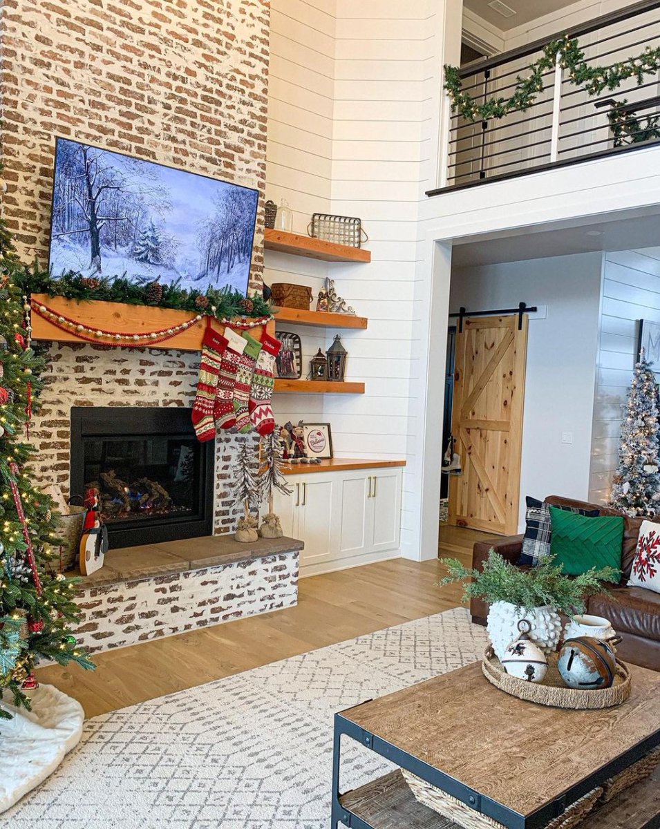 GeneralShale's tweet photo. Santa has a LONG way to go down this chimney, but we think he will make it an easy trip to surprise the kids Christmas morning 😉🎅🎄
🧱: #PeppermillThinBrick #GermanSmear
📸: @ a.milesdesign (on Instagram)
#GeneralShale #BrickFireplace #CustomHome #ChristmasDecorations https://t.co/JzUYtcHuTj
