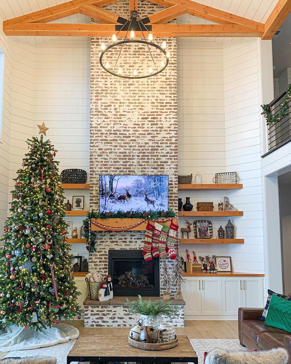 GeneralShale's tweet photo. Santa has a LONG way to go down this chimney, but we think he will make it an easy trip to surprise the kids Christmas morning 😉🎅🎄
🧱: #PeppermillThinBrick #GermanSmear
📸: @ a.milesdesign (on Instagram)
#GeneralShale #BrickFireplace #CustomHome #ChristmasDecorations https://t.co/JzUYtcHuTj