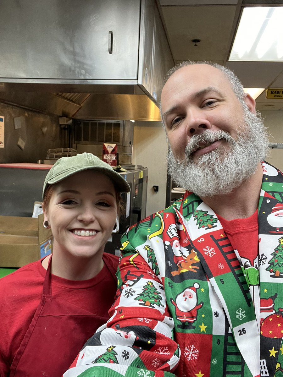 DBell2017's tweet photo. Joanna has been a savior the past couple days owning the line and helping prep to set the restaurant up for success. While being short staffed she has pulled multiple rolls delivering on the guest experience. #rockstar #growingsunflowers #chilislove. @rhyman101 @dylansamuel9310 https://t.co/krmgv3FY5l