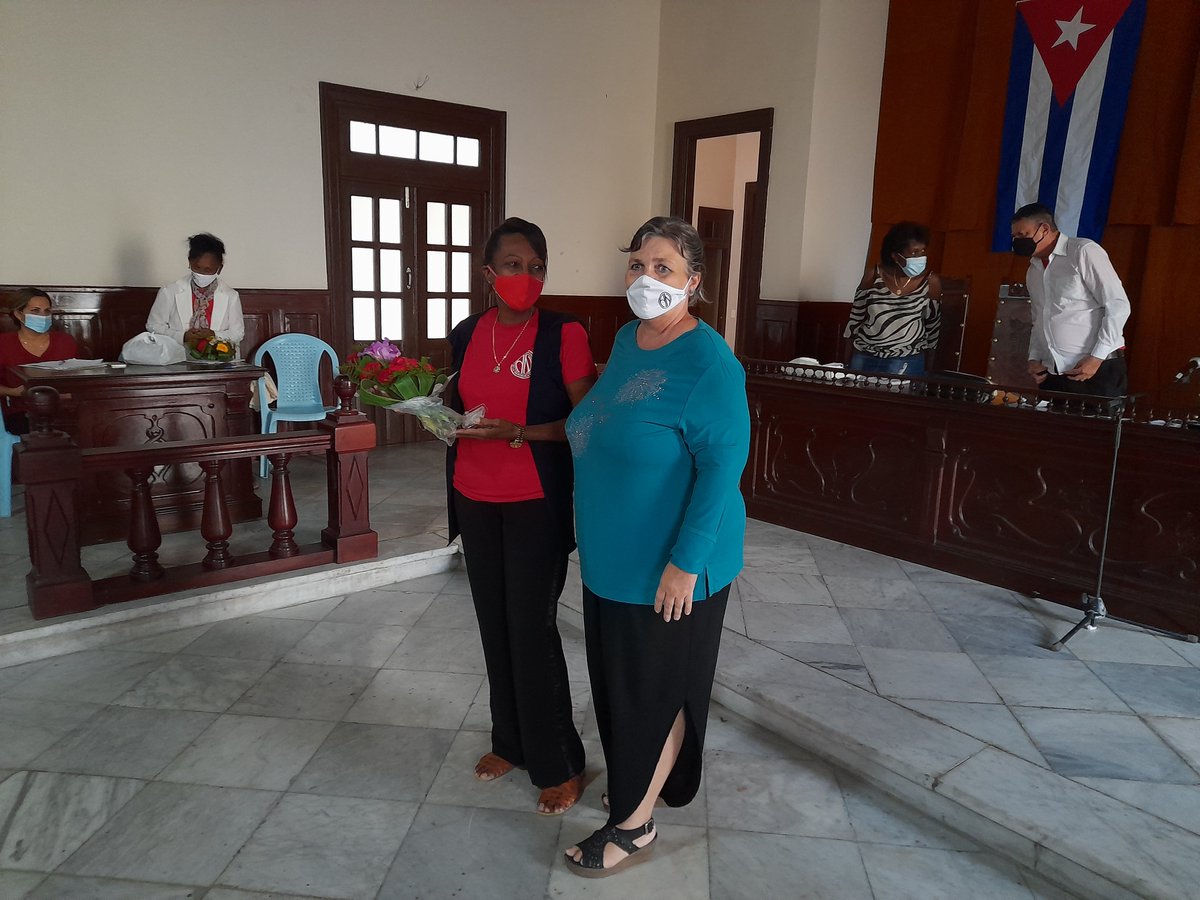 Emotivo momento que puso a todos de pie fue el reconocimiento a Isabel Teseiro especialista en Procesos Técnicos que se nos jubila después de 30 años dedicados al Archivo Provincial. 
De manos de la directora del <a href="/ArchivoNacional/">ArchivoNacionalCuba</a> recibe la 🏅 180 aniversario.