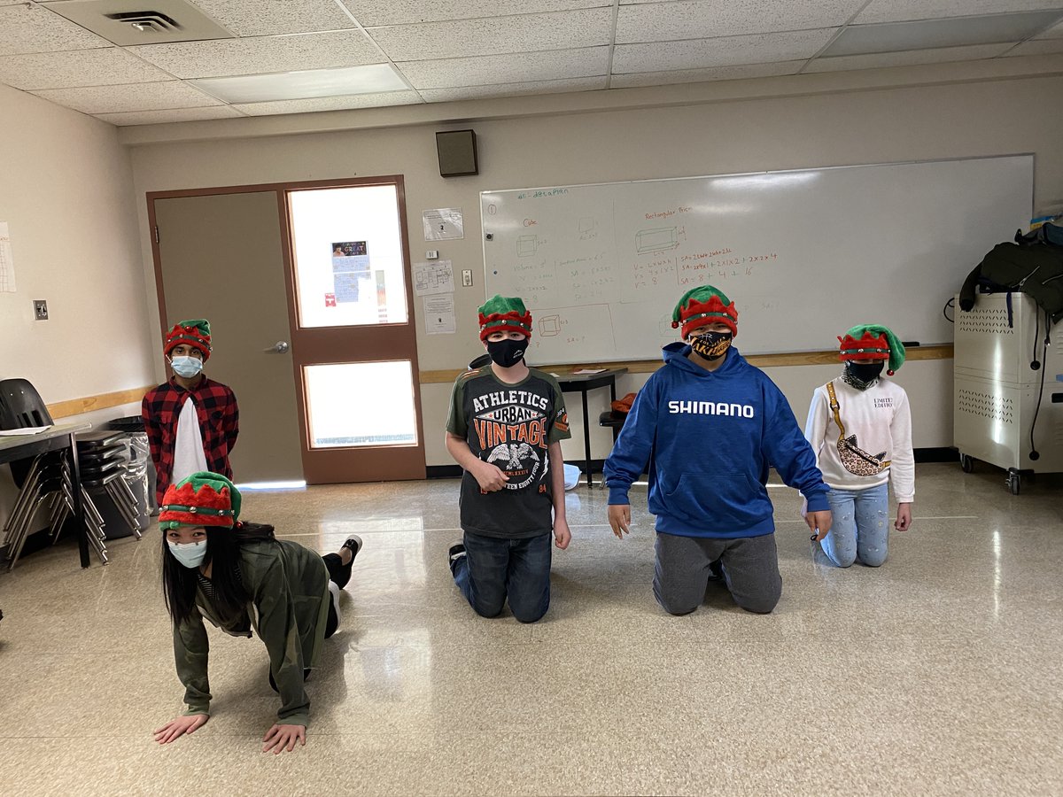 CHANDERPRABHA15's tweet photo. A glimpse of fun-activities before the winter break! #HappyHolidays2021 #holidaycheer #WinnipegSD @WinnipegSD #GeneralWolfeSchoolWPG https://t.co/M8YD1jaw2k