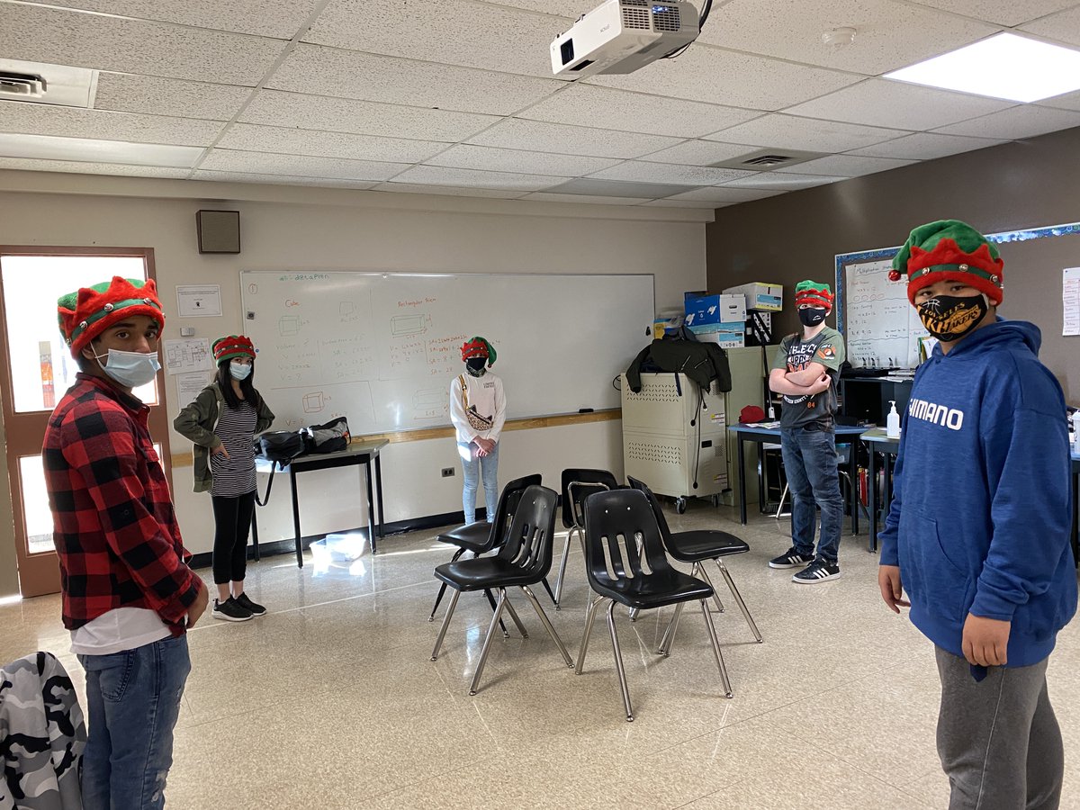 CHANDERPRABHA15's tweet photo. A glimpse of fun-activities before the winter break! #HappyHolidays2021 #holidaycheer #WinnipegSD @WinnipegSD #GeneralWolfeSchoolWPG https://t.co/M8YD1jaw2k