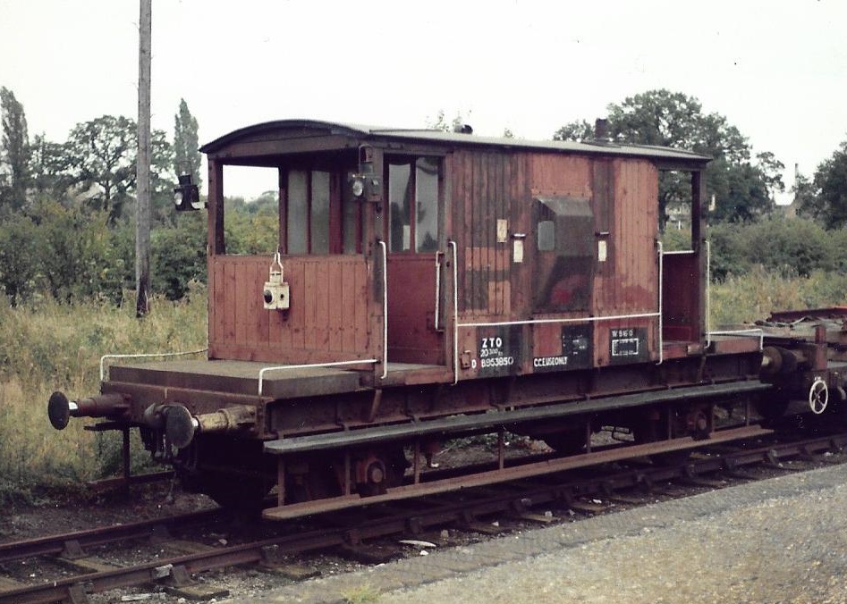 #WagonPics No.750 : Moreton-in-Marsh 13th October 1984
British Railways 20 Ton Brake Van DB953850 built Darlington Faverdale Works 1958. Transferred to the Engineers as a ZTO & branded CCE USE ONLY.
#BritishRail #MoretonInMarsh #Darlington #trainspotting #Raifreight #BrakeVan 🤓