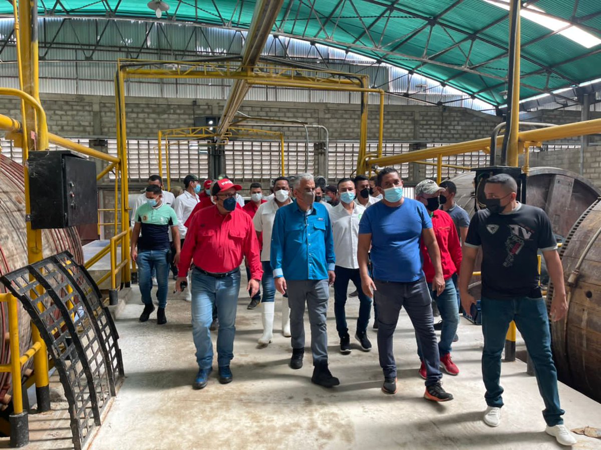 MinTrabajoVE's tweet photo. #EnFoto📷| El @min_joserivero realizó un recorrido por el "Matadero Pedro Pérez Delgado", ubicado en el Municipio Pedraza del Edo. Barinas, llevando a cabo una inspección de las labores que realiza la Clase Obrera. 
#TiempoDeReconciliación @NicolasMaduro https://t.co/Ujn6EygzNL