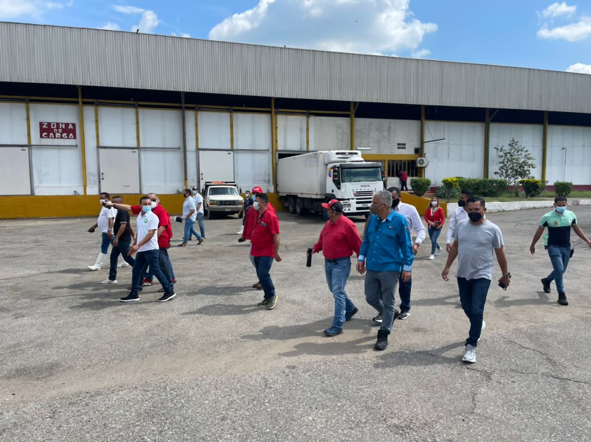 MinTrabajoVE's tweet photo. #EnFoto📷| El @min_joserivero realizó un recorrido por el "Matadero Pedro Pérez Delgado", ubicado en el Municipio Pedraza del Edo. Barinas, llevando a cabo una inspección de las labores que realiza la Clase Obrera. 
#TiempoDeReconciliación @NicolasMaduro https://t.co/Ujn6EygzNL