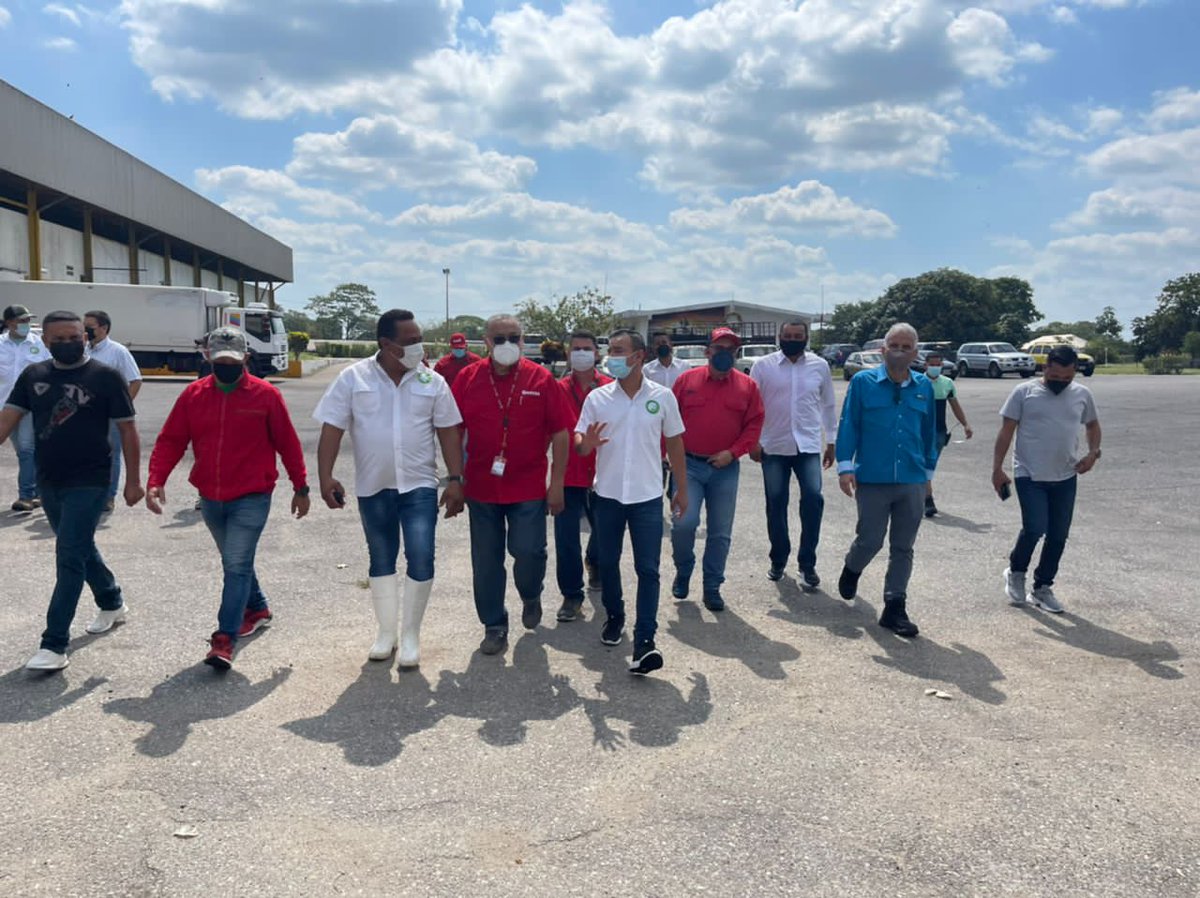 MinTrabajoVE's tweet photo. #EnFoto📷| El @min_joserivero realizó un recorrido por el "Matadero Pedro Pérez Delgado", ubicado en el Municipio Pedraza del Edo. Barinas, llevando a cabo una inspección de las labores que realiza la Clase Obrera. 
#TiempoDeReconciliación @NicolasMaduro https://t.co/Ujn6EygzNL