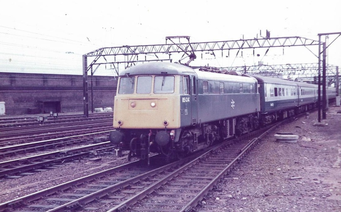 SalopianLyne's tweet photo. Crewe Station 22nd May 1982
British Rail Class 85 electric loco 85014 arriving with a rake of Mark 2 Air-con coaches. Corporate BR Blue livery rules!
The 85s - most boring class of loco? Discuss!
#BritishRail #Class85 #Crewe #trainspotting #BRBlue #electric #Roarer 🤓 https://t.co/zsYmpDaZha
