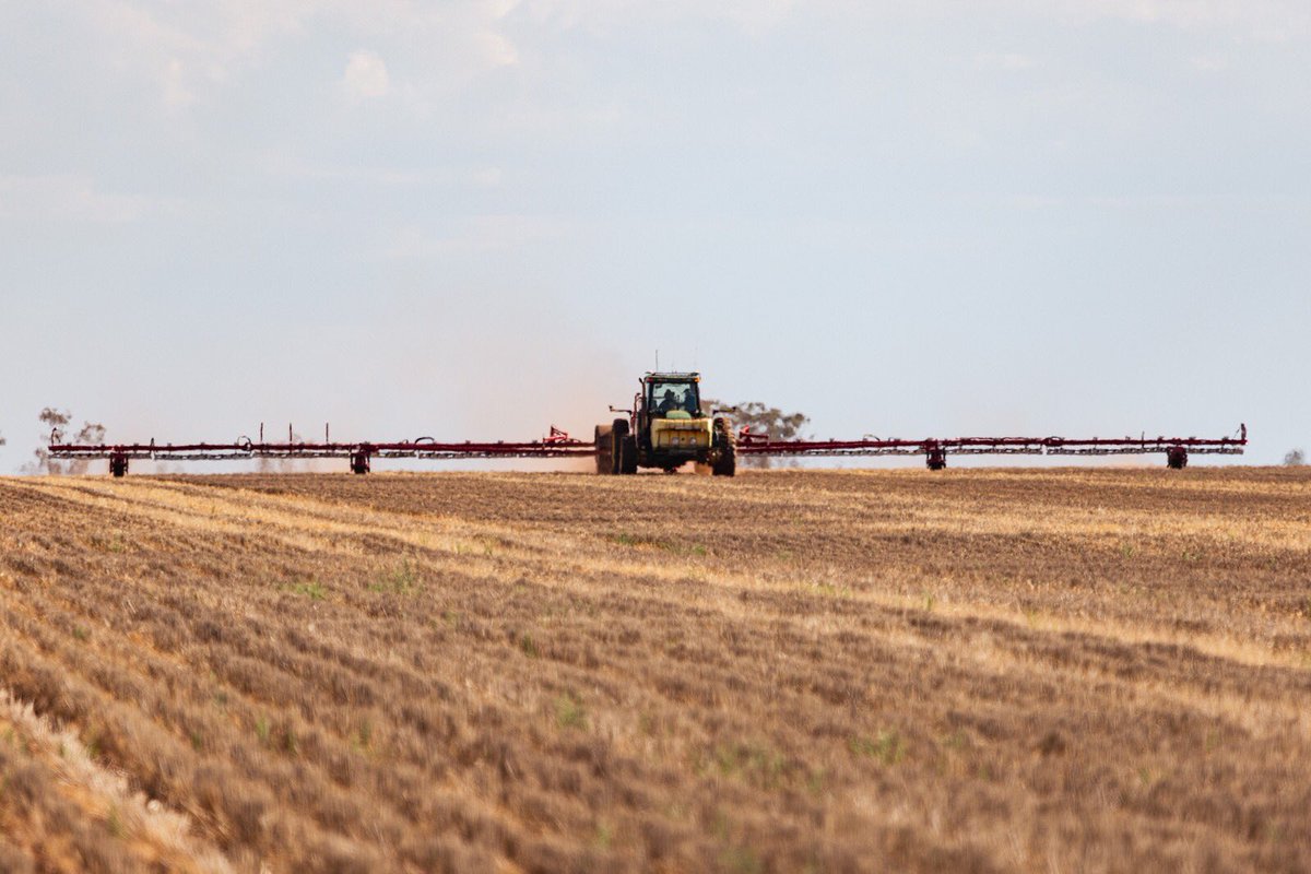 JrRennick's tweet photo. I never get tired of watching this... @Croplands #weedit https://t.co/HnzrkhN9YE