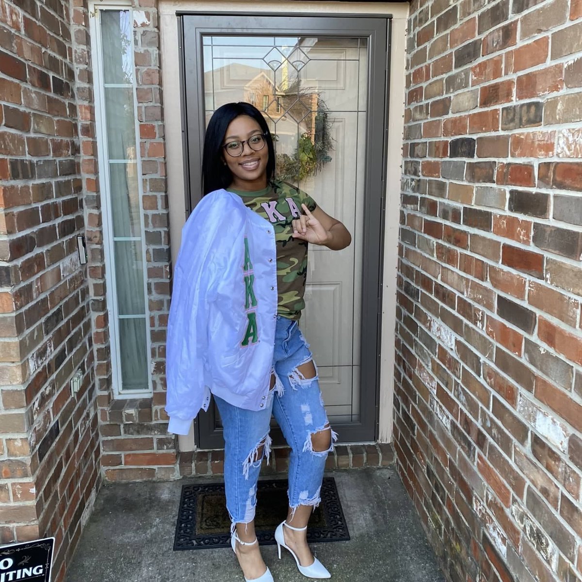 Skedadlee's tweet image. I don't post pictures of myself often on here, but something big happened this week 💗💚 #gradchapter