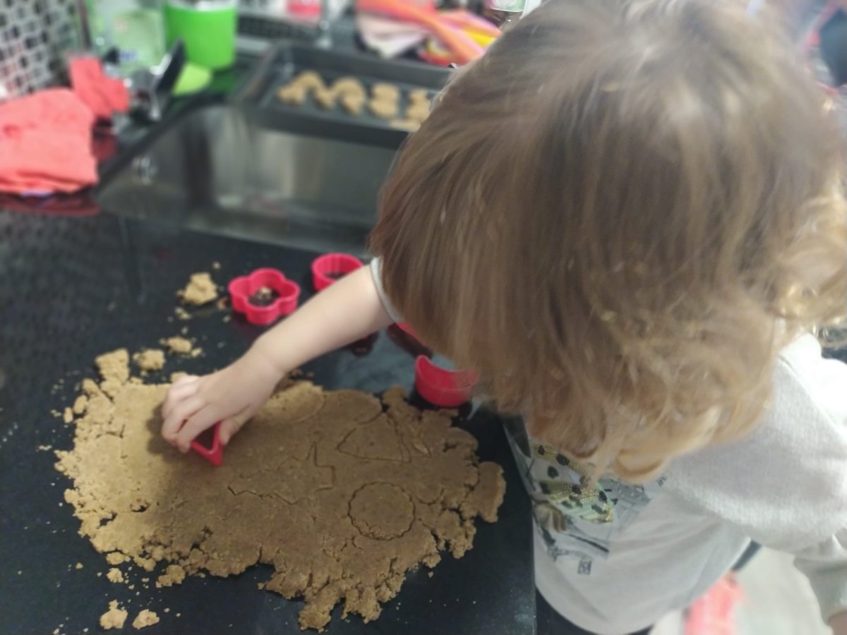 Marilo2020gmai2's tweet photo. Eh aquí mi nieta 🍼 de 2 Años mi #Pequechef 🧑‍🍳haciendo unas #GalletasDeNavidad de #JengibreConCanelaYPepitasDeChocolate 😋🤤 nos lo pasamos pipa @Enrique_chef  #AbuelaYNietaJuntas 🍪🎄 #FelizNavidad desde Antequera https://t.co/3mVUhMZNbs