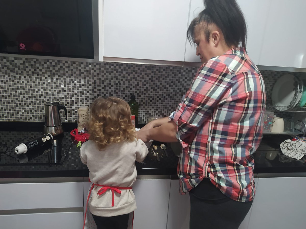 Marilo2020gmai2's tweet photo. Eh aquí mi nieta 🍼 de 2 Años mi #Pequechef 🧑‍🍳haciendo unas #GalletasDeNavidad de #JengibreConCanelaYPepitasDeChocolate 😋🤤 nos lo pasamos pipa @Enrique_chef  #AbuelaYNietaJuntas 🍪🎄 #FelizNavidad desde Antequera https://t.co/3mVUhMZNbs