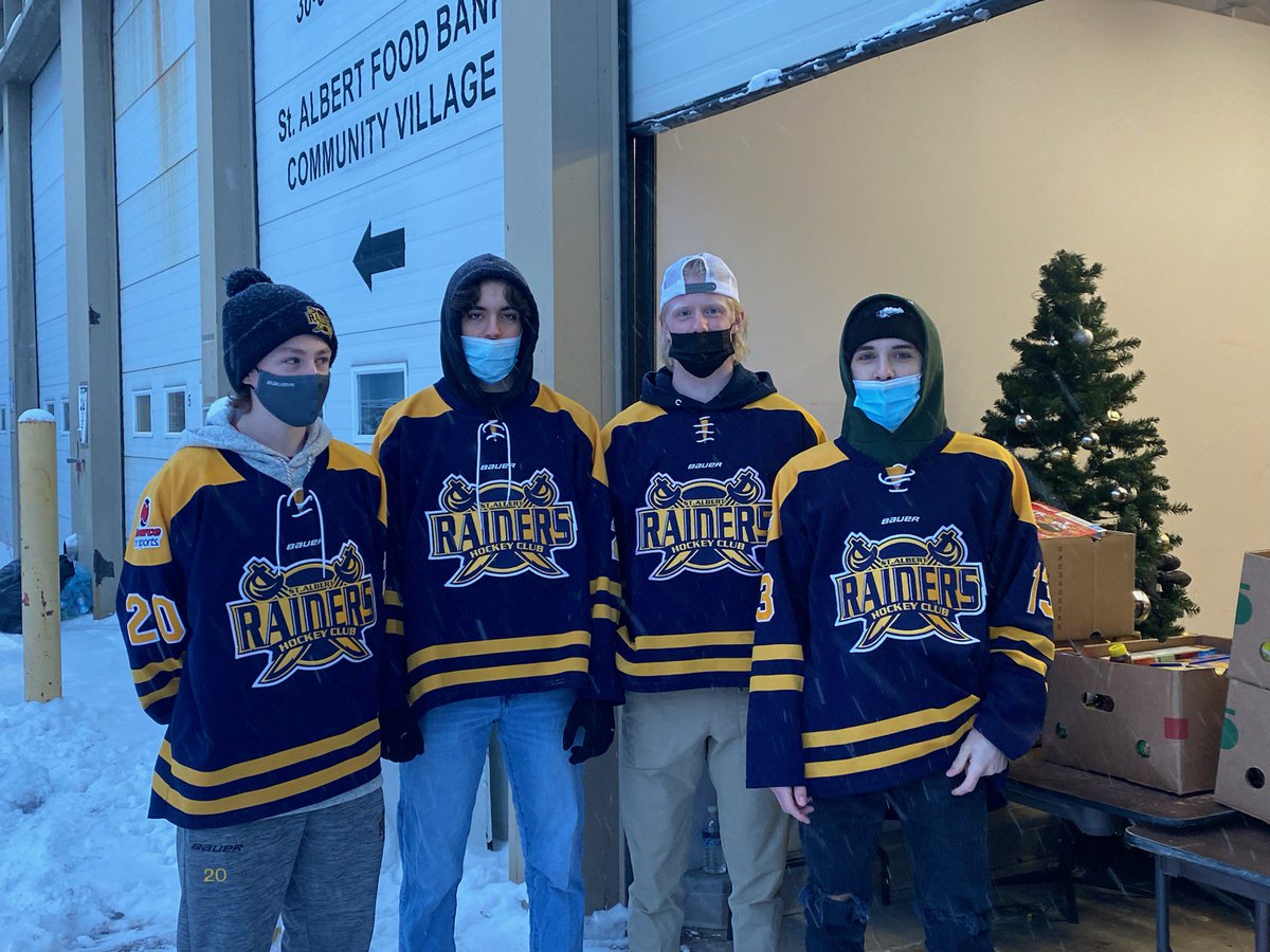 RaidersCrusader's tweet photo. Your @RaidersCrusader were out at @StAlbertFB today giving a helping hand!! #hockeygivesback #crucrew #crutrain https://t.co/ynZHrIxwgp