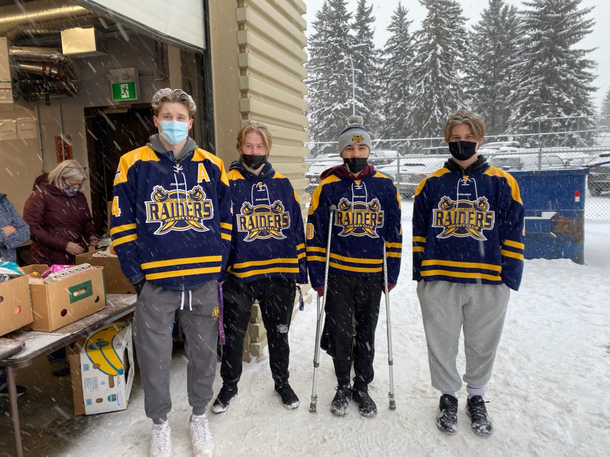 RaidersCrusader's tweet photo. Your @RaidersCrusader were out at @StAlbertFB today giving a helping hand!! #hockeygivesback #crucrew #crutrain https://t.co/ynZHrIxwgp