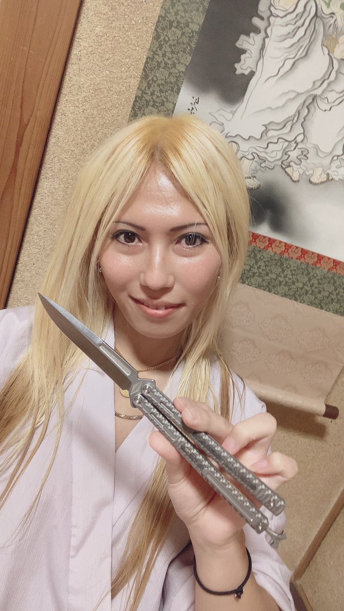 ReiTS14's tweet photo. 朝目覚めると枕元に欲しかった「Obsidian」が!?
サンタさんありがとう♪
2日ほど早いけどね���(笑)
※恐らくは弟子達が皆んなでお金を出し合ってプレゼントしてくれた物でしょう。
#かとうれい破戒僧
#加藤禮詮
#かとうれい
#Balisong
#Maxace
#midnightcatstudio
#Obsidian
#Xmasプレゼント https://t.co/12s5XK0G87