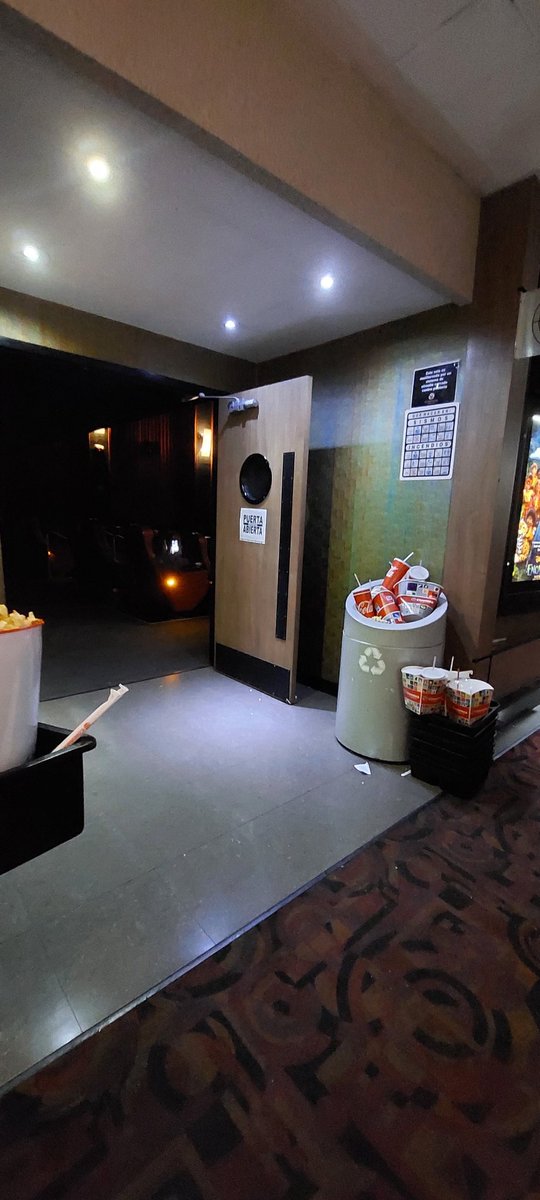 liiciium's tweet photo. @Cinemex CNA no es por ser peine pero llego a la sala 10 para ver el esperado estreno de Matrix y está super sucia, la gente de limpieza está cómodamente sentada viendo su teléfono y solo te gritan "NO PUEDE PASAR, ESPERESE AFUERA" 
Meeeeh :( https://t.co/QWKT9qWyTy