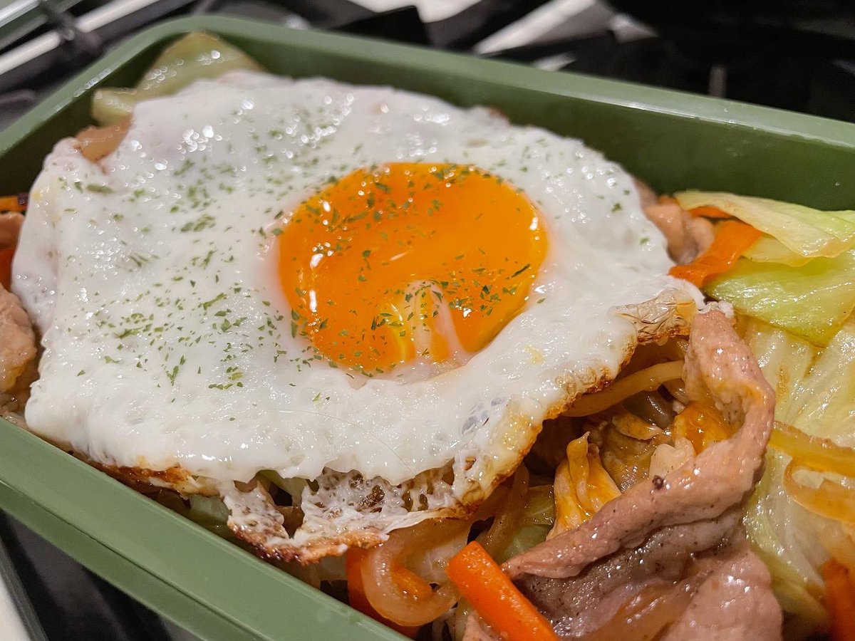 ha87prv's tweet photo. #目玉焼きそば
#焼きそば目玉
#お弁当

どっちのネーミングが
しっくりくるだろ🍳

どっちもどっちだね

#料理 #私料理 #手料理 #自炊 #弁当 #料理記録 #ごはん記録 #お弁当記録 #オリジナルレシピ #レシピ記録 #ごはん #お昼ごはん #ランチ #ランチボックス #料理好きな人と繋がりたい #焼きそば https://t.co/4mD5ApSDBi